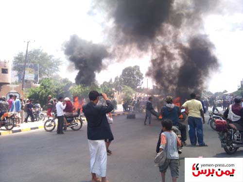 متظاهرون غاضبون هاجموا السفارة الأمريكية بصنعاء وأقتحموها صباح ا