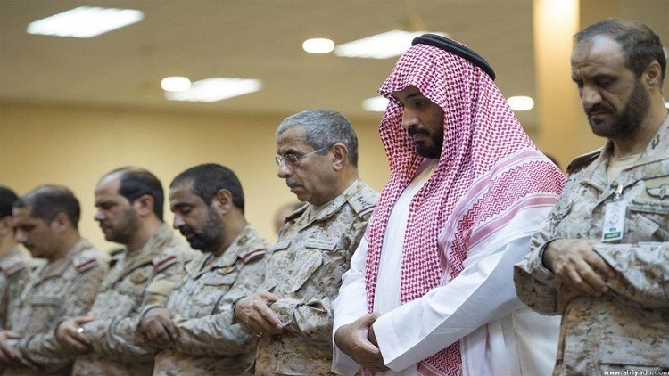 الأمير محمد بن سلمان يؤدي صلاة العيد مع جنود التحالف العربي