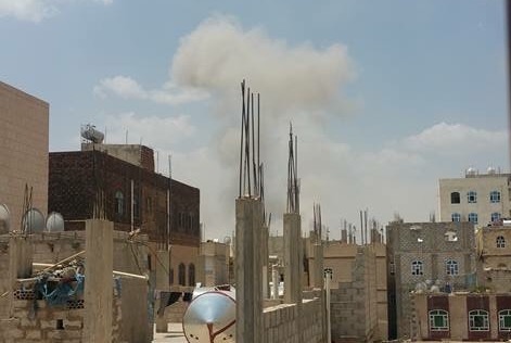 تصاعدت اعمدة الدخان من موقع الغارات بمدينة الثورة الرياضية بصنعا