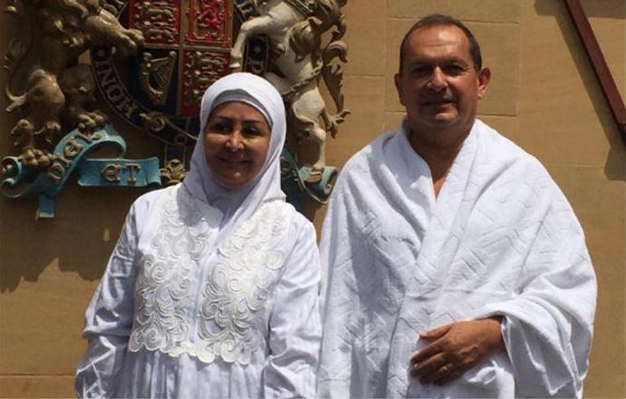 السفير البريطاني في السعودية وزوجته يؤديان فريضة الحج بعد اعلان اسلامه (صور)