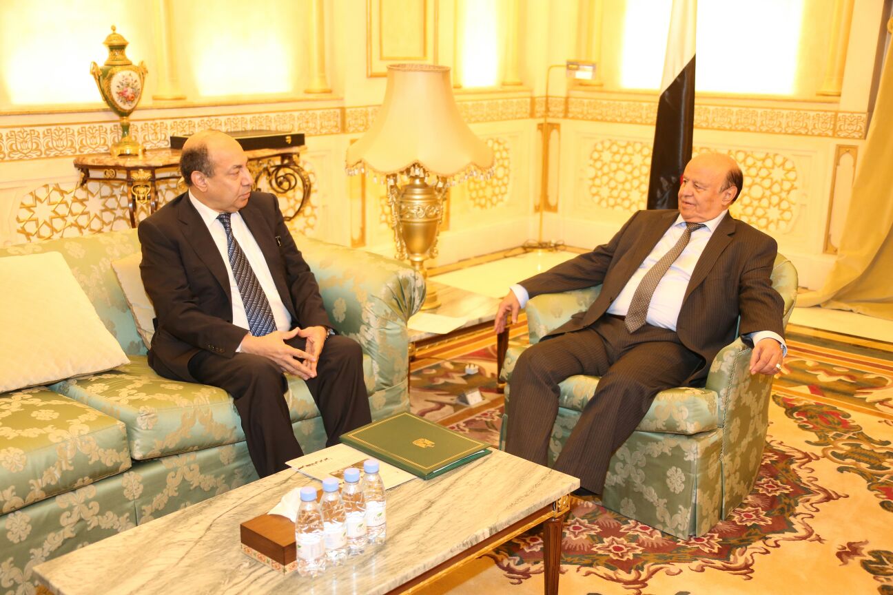 هادي يلتقي سفير مصر لدى اليمن وسفير روسيا لدى السعودية لبحث تطورات الأوضاع في اليمن
