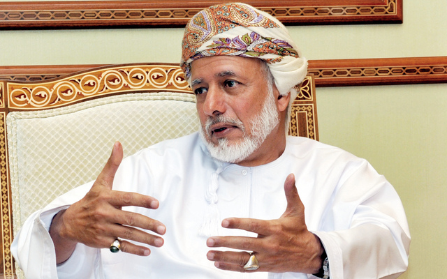وزير الخارجية العماني يرد على الاتهامات بتهريب الأسلحة للحوثيين 