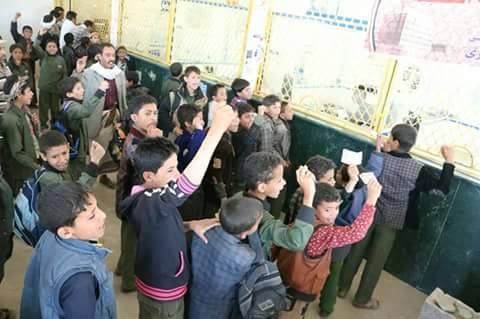 الحوثيون يجبرون طلاب مدارس محافظة ذمار على التبرع «للبنك المركزي» من مصروفهم اليومي (صور)