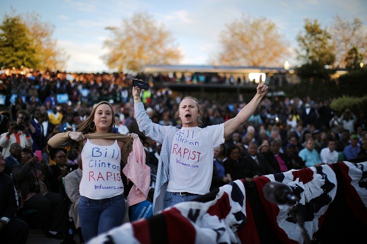 بالفيديو والصور.. متظاهران يقاطعان كلمة أوباما ويصفان بيل كلينتون بالـ\