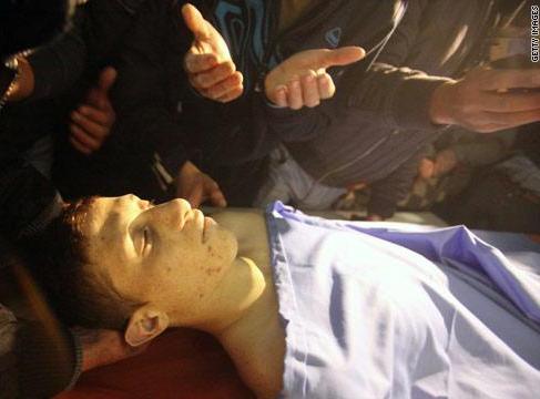 مجندة إسرائيلية تقتل فتى فلسطينيا أشهر مسدسا زائفا