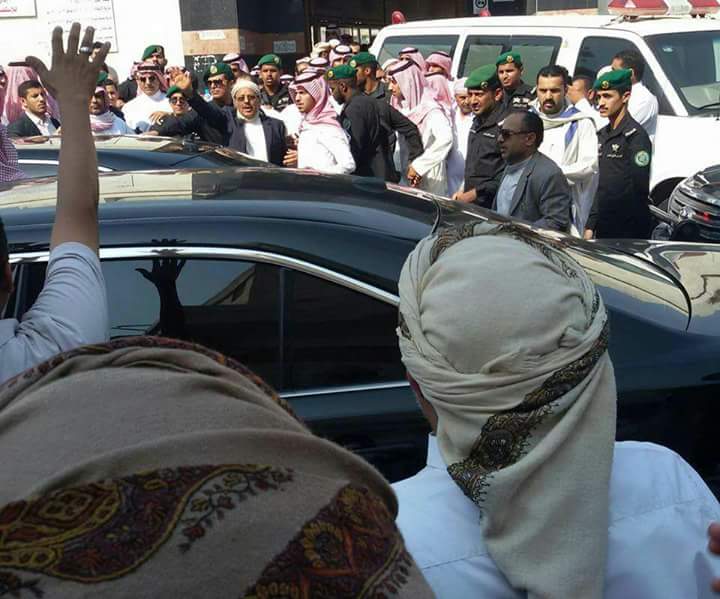 الآلاف يشيعون جثمان شقيق علي محسن الاحمر بحضور أمراء سعوديين وقيادات سياسية وعسكرية (صور)