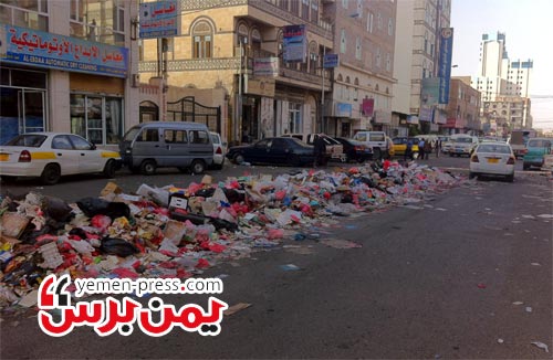 تكدس أكوام القمامة - شارع بغداد وسط العاصمة صنعاء (يمن برس - أرش