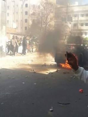 إحراق طقم حوثي أثناء اعتداء الحوثيين على مسيرة مناهضة لهم بمحافظ