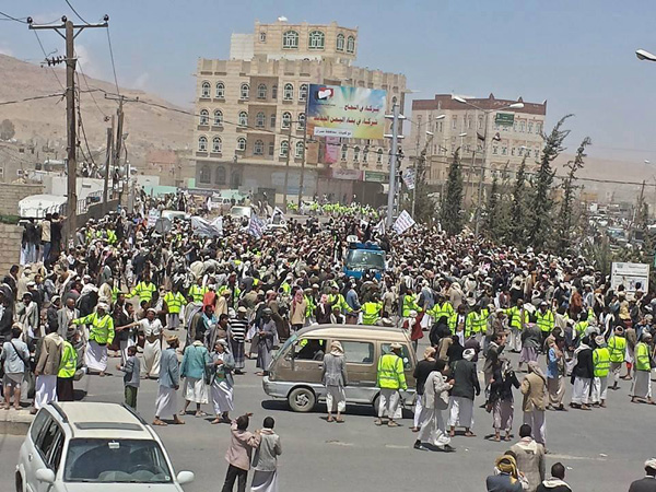 بالصور.. مسيرة الحوثي وأنصار المؤتمر في عمران لإسقاط حكومة الوفاق الوطني