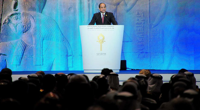 المصريون يرفعون «رابعة» ابتهاجا بالدعم الخليجي