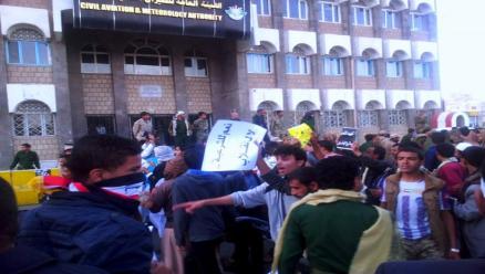 ميلشيا الحوثي تعتدي على مظاهرة مناوئة لها بالعاصمة صنعاء وتختطف عدداً من الناشطين
