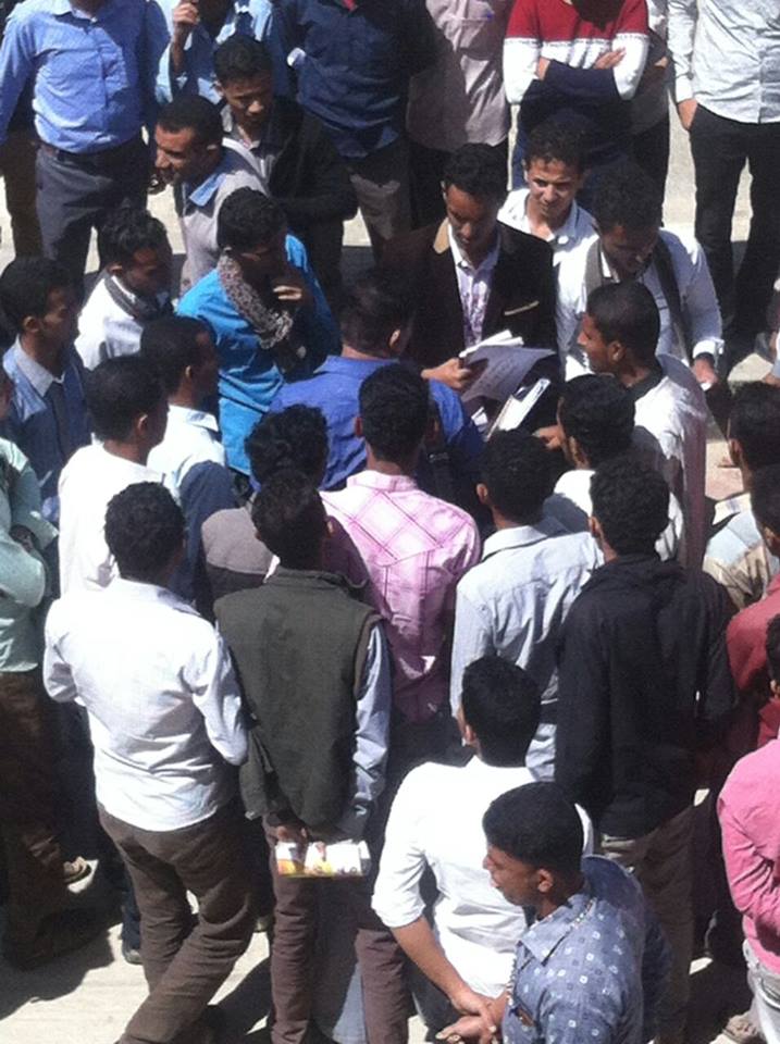 طلاب جامعة تعز بالتربة يتظاهرون ضد تردي الوضع التعليمي وأكاديميون موالون للحوثيين يعتدون عليهم