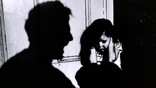 قروية مصرية تخدر طفلتها وتقدمها وليمة جنسية لعشيقها