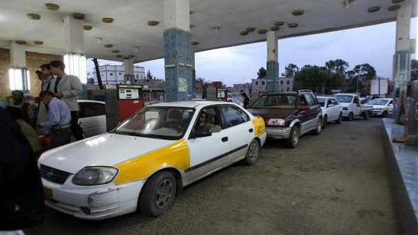 الحوثيون يمنعون محطات شركة النفط من البيع للمواطنين بهدف تزويد عرباتهم العسكرية فقط بالوقود