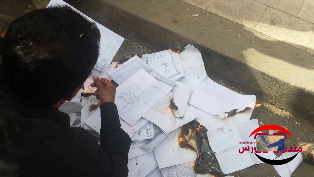 بالصور والفيديو.. اليمنيون العالقون في القاهرة يحرقون أوراقهم احتجاجاً على مماطلة السفارة في حل مشكلتهم