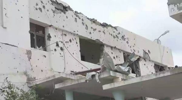 الحوثيون يقصفون المستشفى العسكري في تعز ويدمرون أجزاء منه