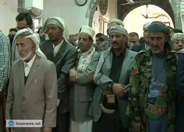 طارق محمد صالح يظهر في جنازة أولاد خاله في صنعاء لينفي أنباء مقتله بغارة جوية لقوات التحالف