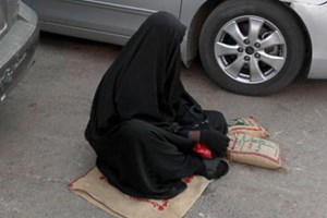 بالفيديو.. إمرأة تمارس التسول في السعودية ثم تغادر على متن سيارة فارهة