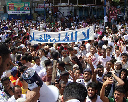 أبناء عدن يمهلون الحكومة 48 ساعة لاستقرار الكهرباء ويهددون بإشعال الشوارع بالغضب