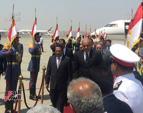 رئيس الوزراء يصل القاهرة على رأس وفد رفيع المستوى لبحث  تطورات الوضع اليمني