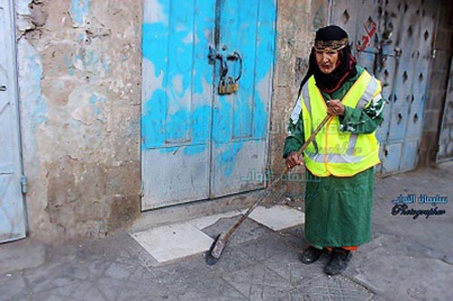 صورة امرأة عجوز تشارك في حملة تنظيف صنعاء.. الأكثر مشاهدة