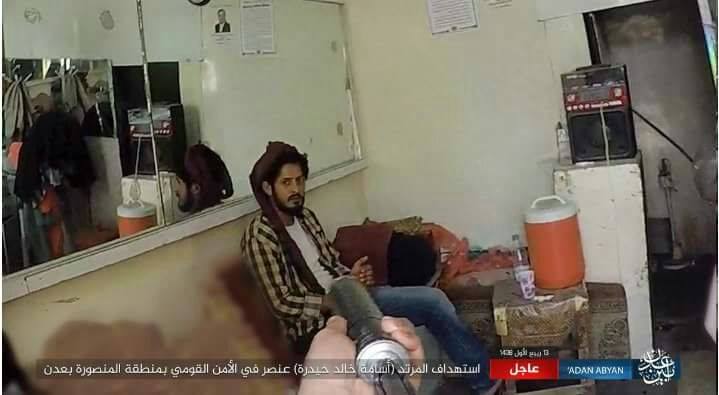 داعش يتبنى اغتيال أحد أفراد المقاومة داخل محل للحلاقة في عدن وينشر صوراً للعملية ( صور )