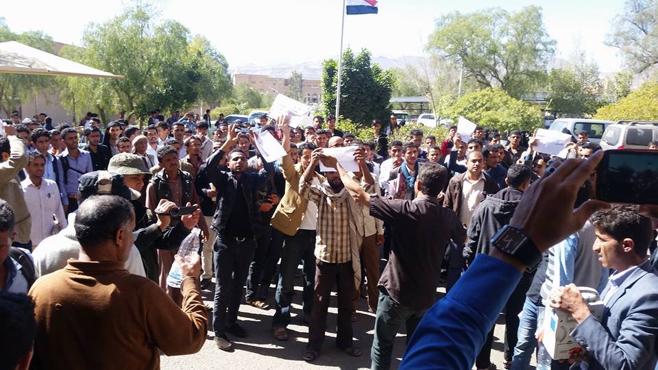 طلاب جامعة صنعاء ينتفضون بوجه رئاسة «الميليشيات» ويرفضون إجراء الامتحانات
