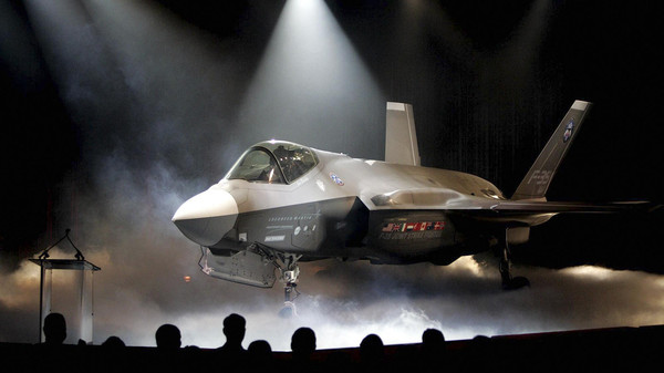 لوكهيد تتعهد بخفض تكلفة أغلى طائرة بالعالم اف - 35