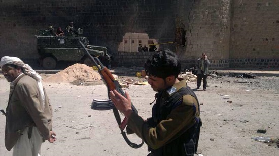 جندي يتفقد بندقيته أمام السجن المركزي بصنعاء بعد هجوم وفرار سجنا
