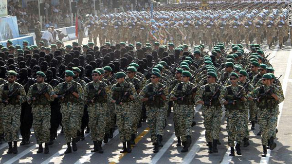 الحرس الثوري الإيراني يعدم 12 عنصراً من قوات الأسد