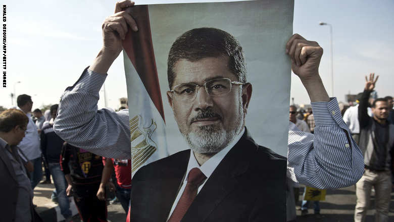 مرسي يحيي الشعب بمحكمة \