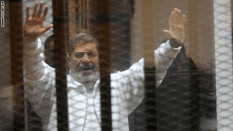 تأجيل قضية اتهام مرسي بالتخابر وتسريب وثائق لصالح قطر وقادة الإخوان يهتفون \