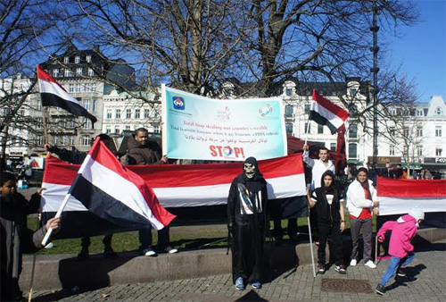 اليمنيون في السويد يتظاهرون لإسقاط صفقة الغاز ويطالبون بمحاكمة توتال والفاسدين (صور)