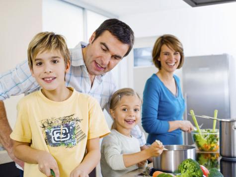 تعاون أفراد الأسرة في الطهي وتحضير المائدة يدعم الشعور بالانتماء