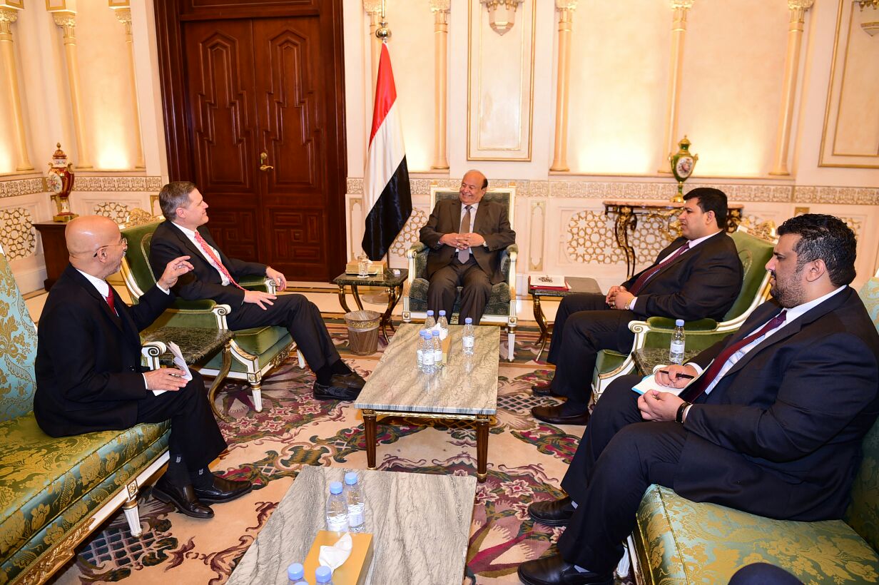 الرئيس هادي يلتقي السفير الأمريكي لدى اليمن ويؤكد حرصه على تحقيق السلام وفق المرجعيات المتفق عليها