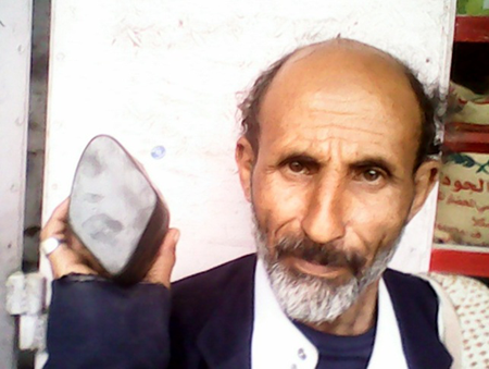 يمني يدعي سقوط نيزك من الغلاف الجوي بإب ويدعو الجهات الفلكية والجيولوجية لفحصها (صور)