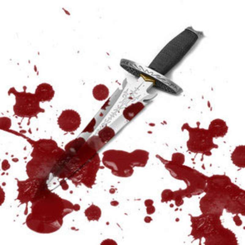 3 سعوديين يطعنون يمنيًا بالسكاكين في جازان