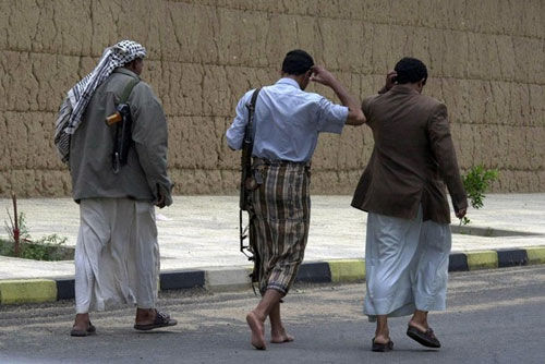 الأمن القومي يفرج عن 7 حوثيين متهمين بتزوير جوازات بينهم سكرتير لوزير الدولة