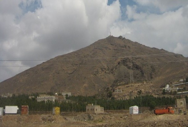 مواجهات شرسة بين قوات الجيش المسنودة من القبائل ومليشيات الحوثي في منطقة الجايف بهمدان