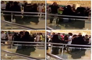 بالفيديو .. عراك بالايادي لفتيات في أحد المجمعات التجارية في السعودية وشباب يتدخلون لفض الاشتباك
