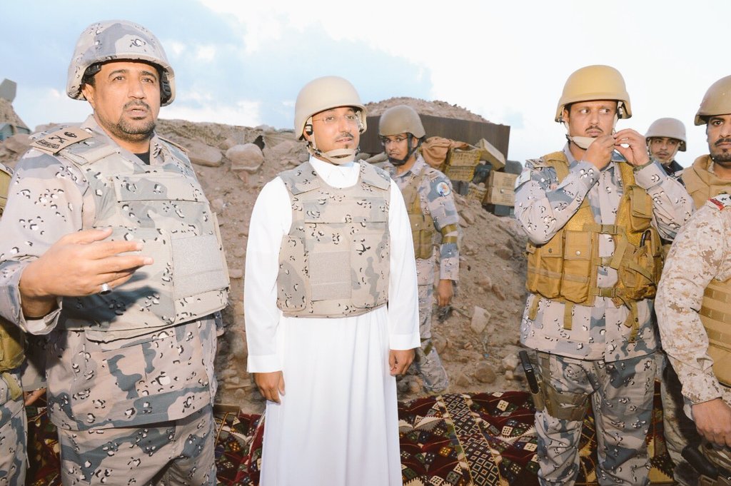 أمير سعودي يزور مواقع الاشتباكات ويشارك الجنود وجبة الافطار في الخطوط الأمامية (صور)