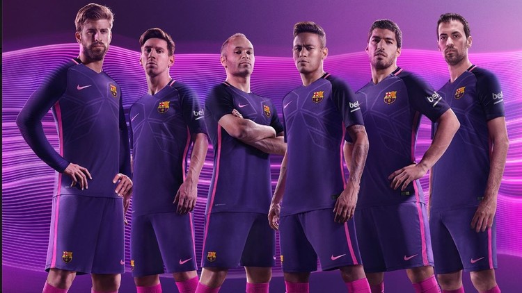 برشلونة يفاجئ جماهيره بتصميم قميصه الجديد ولونه (صور)