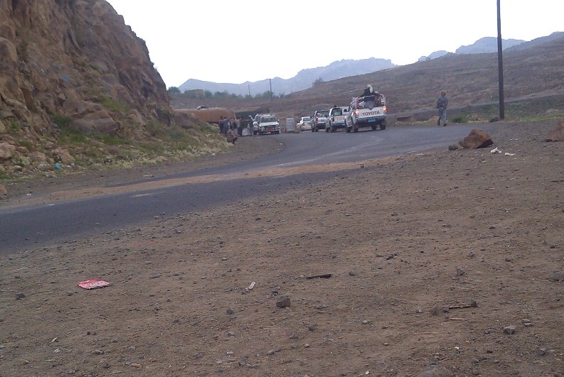 إحدى نقاط الحوثيين على طريق صنعاء الحديدة
