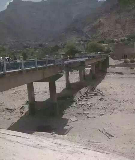 طيران التحالف يقصف جسرين على طريق صنعاء الحديدة