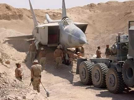 شاهد بالصور: الحوثيون يخفون طائرة حربية في قاعدة العند عن طريق ردم التراب عليها