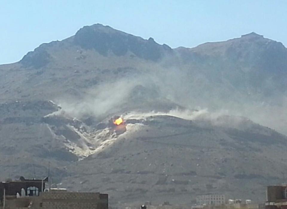  انفجار أحد مخازن السلاح شمال غرب جبل نقم بعد تعرضه لـ6 غارات (صور)