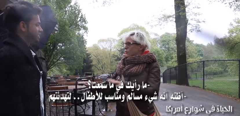 رجل يقرأ القرآن وسط المارة في شوارع نيويورك.. شاهد ردة فعلهم (فيديو)
