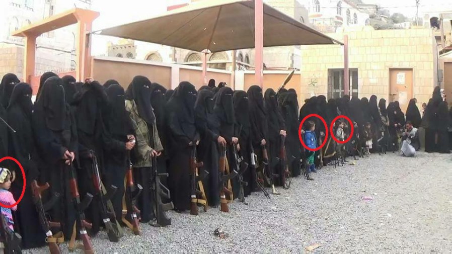 شاهد بالصور.. مليشيا الحوثي تنظم عرض عسكري للنساء بحضور أطفال في حجة