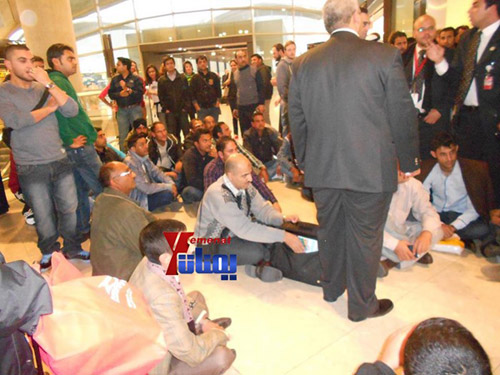 إدارة مطار الملكة علياء بالأردن تقطع الاتصالات و الانترنت وتمنع التصوير بعد اعتصام مسافرون يمنيون عالقون في المطار