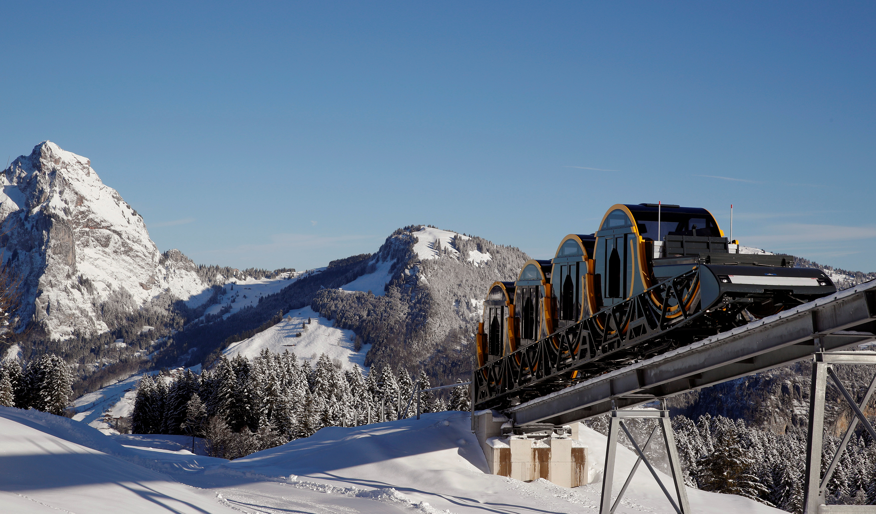 سويسرا تدشن أعلى قطار معلق فى العالم من أحد منتجعات جبال الألب